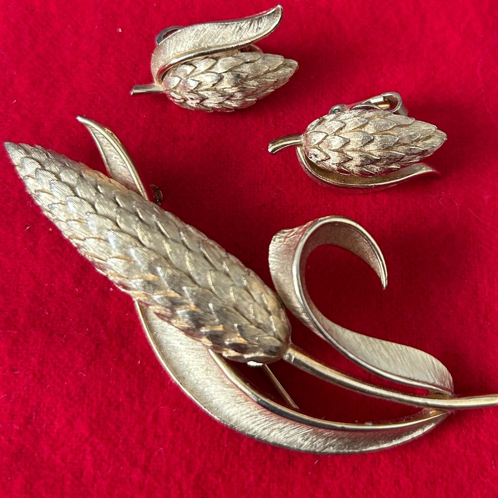 1962 Vintage TRIFARI Crown Demi-Parure Wheat Sheaf Brooch and clip on earrings
